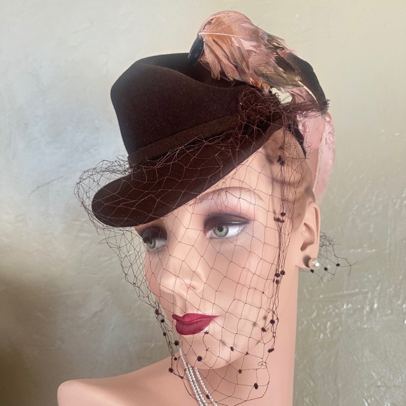 STUNNING 1940\'s BROWN FELT TILT FEDORA WITH PINK FEATHER \